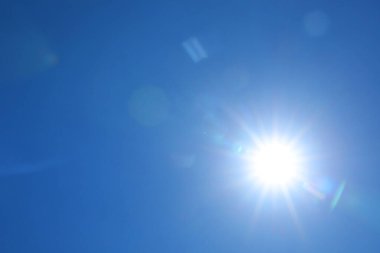 Açık mavi gökyüzünde parlak güneş. Hava güzel.