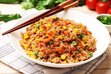 Lezzetli pilav ve çubuklar açık ahşap masada, yakın plan.