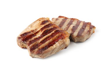 Beyazlar üzerinde izole edilmiş biftek biftekleri.