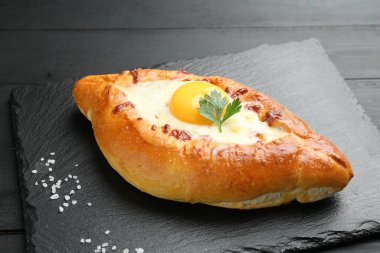 Peynirli, yumurtalı, tuzlu ve maydanozlu khachapuri, yakın plan.