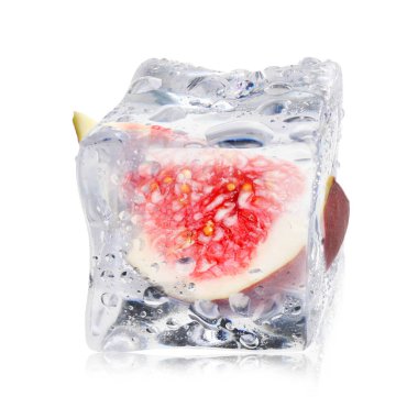 Buz küpünün içindeki taze incir parçası beyaza izole edilmiş.