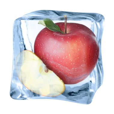 Buz küpünün içindeki taze kırmızı elmalar beyaza izole edilmiş.