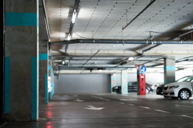 Park etmiş arabaların olduğu yeraltı garajı manzarası