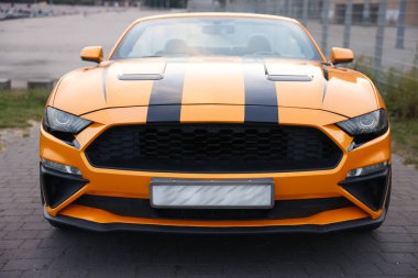 Modern Cabriolet taş kaldırıma park etmiş, yakın plan.