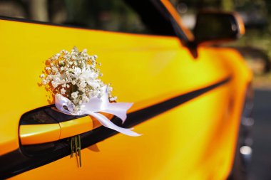 Düğün arabası. Cabriolet güzel çiçeklerle süslenmiş, yakın plan.