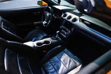 Modern Cabriolet 'in içi açık havada park edilmiş, yakın plan.