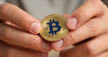 Kripto para birimi. Bulanık arka plana karşı altın bitcoin 'e sahip adam, yakın plan