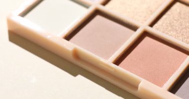 Renkli göz falı paleti ışık arkaplanı açıyor, kapat