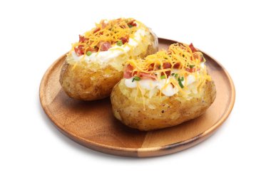 Lezzetli fırında patates, ekşi krema, yeşil soğan, peynir ve pastırma.