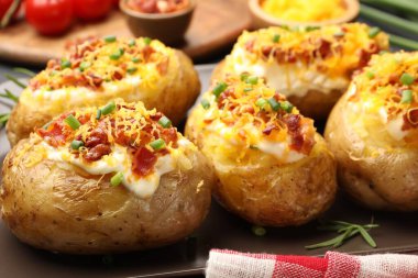 Lezzetli fırında patatesler masada, yakın plan.