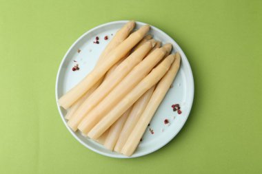 Yeşil masada baharatlı kuşkonmaz turşusu.