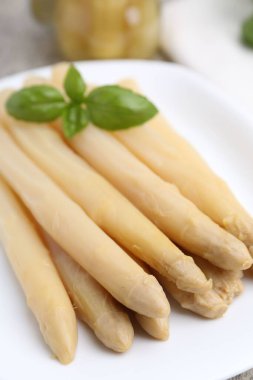 Fesleğenli kuşkonmaz mızrakları, yakın plan.