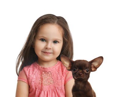 Beyaz arka planda şirin bir çocuk ve köpek. İlk hayvan