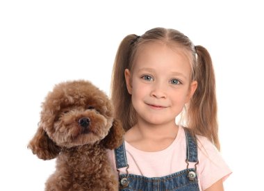 Beyaz arka planda sevimli bir çocuk ve tüylü bir köpek. İlk hayvan