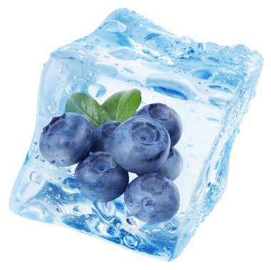 Beyaz arka planda olgun yaban mersini ve yeşil yapraklar buz küpünde