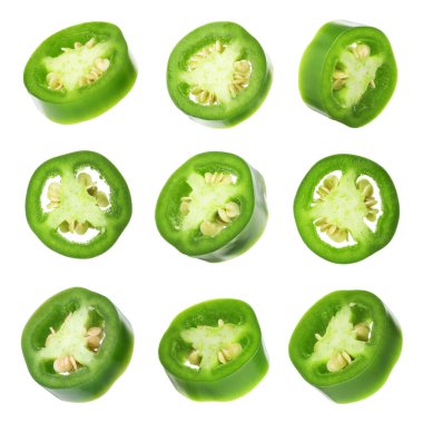 Jalapeno biber dilimleri beyaz üzerine izole edilmiş, set