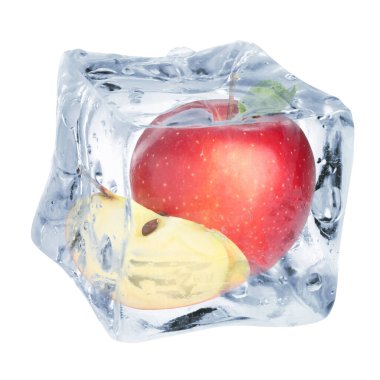 Buz küpünün içindeki taze kırmızı elmalar beyaza izole edilmiş.