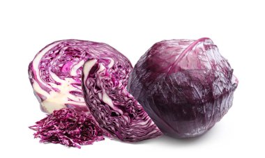 Taze kırmızı lahana beyaza izole edilmiş. Tam ve dilimlenmiş.