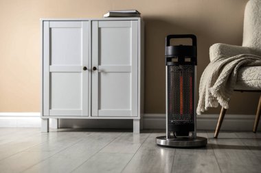 Oda ısıtıcısı var. Soğuk mevsimde konforlu sıcaklık