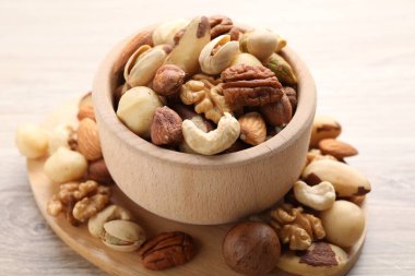 Tahta masadaki kasede farklı fındıkların karışımı.