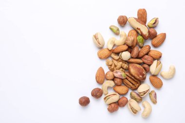 Beyaz arka planda farklı fındıkların karışımı, düz yatış. Metin için boşluk