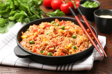 Ahşap masada servis edilen fırında pilav, yakın plan.