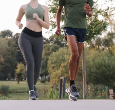 Dışarıda koşan spor ayakkabılı bir çift, yakın plan. Sağlıklı yaşam tarzı