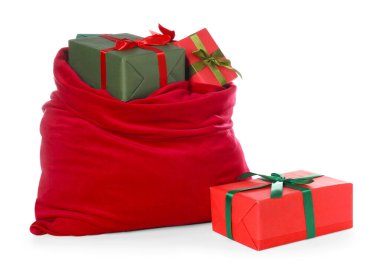 Noel Baba çantası, Noel hediyeleri beyaza izole edilmiş.