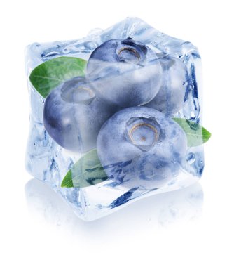 Beyaz arka planda olgun yaban mersini ve yeşil yapraklar buz küpünde