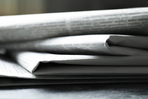 Куча газет на сером столе, крупный план