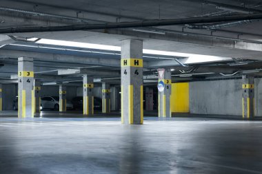 Özel park yerleri olan boş yer altı manzarası