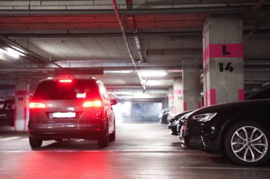 Yeraltı otoparkındaki birçok arabanın görüntüsü