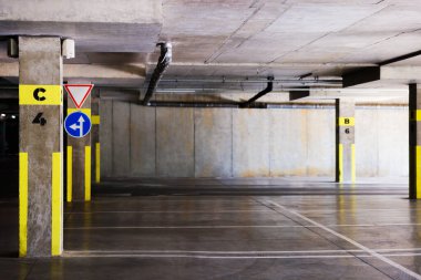 Özel park yerleri olan boş yer altı manzarası