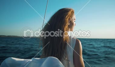 Kızıl saçlı Genç bir kız bir yatta deniz banyoları