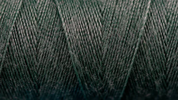 Siyah arkaplanda iplik makaraları