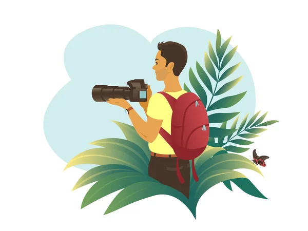 若い男性観光客がカメラを持っている 熱帯植物の間でバックパックでスタンド 自然と旅に関するベクトルイラスト — ストックベクタ