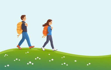 Sırt çantalı kadın ve erkek. Yeşil çimlerin üzerinde gülümseyerek yürüyorlar. Yürüyüş ve aktif yaşam tarzı konsepti. Vektör çizgi film illüstrasyonu.