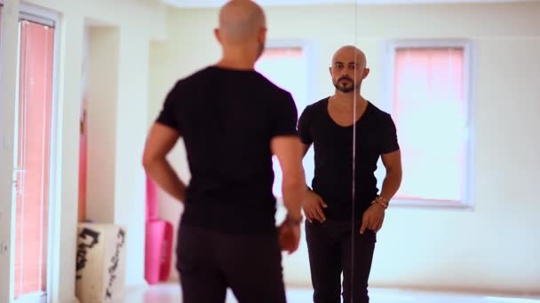 Breakdancer Profesional Realiza Ejercicio Danza Complejo Piso Del Dance Studio — Vídeos de Stock