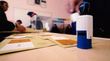 Oy zamanı/birçok kişi aynı zamanda inanç o kadının oy. ve sürekli katılım bir demokratik sistem meşruiyet için önemlidir. 