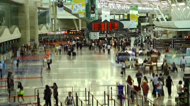 Multitud Personas Una Concurrida Terminal Aeroportuaria Estambul Turquía — Vídeo de stock