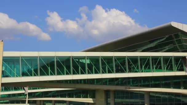 Luchthaven Terminal Glazen Tunnel Naar Het Vliegtuig — Stockvideo