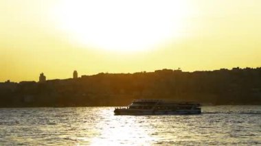Istanbul'da gün batımı sırasında Marmara Denizi