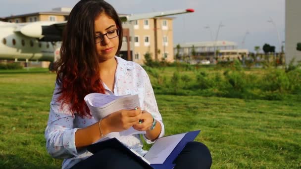 Frau Sitzt Park Auf Grünem Gras Mit Notizblock Studentin Arbeitet — Stockvideo