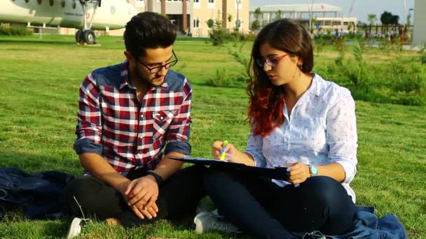 Sitzend Park Auf Grünem Gras Mit Notizblock Studentin Arbeitet — Stockvideo