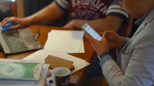 Reunião Negócios Com Mãos Documentos Computador Tablet Digital — Vídeo de Stock