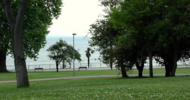 Seaside, Park ve insanlar eğleniyor. 