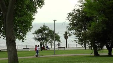 Seaside, Park ve insanlar eğleniyor. 