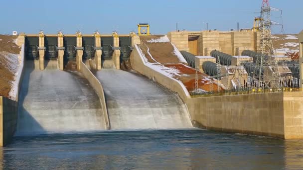 Nehirdeki Hidroelektrik Santrali — Stok video