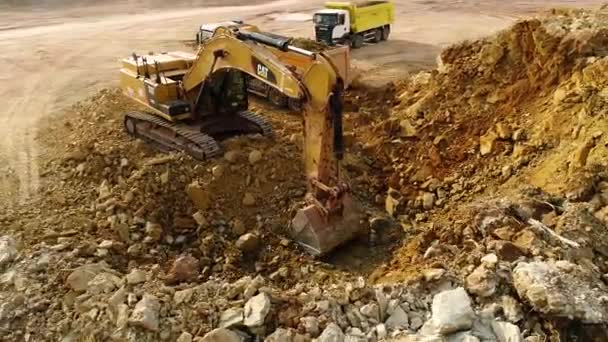 トラック付き掘削機 ダンパートラックに掘削機ローダーロード砂 航空写真 サンドワーク — ストック動画