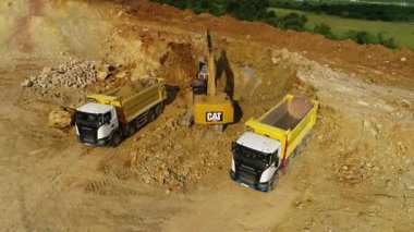 Uçuş üzerinde kum ocağı ile ağır makine robot